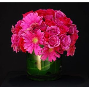 ARRANJO DE GÉRBERAS E ROSAS EM VASO DE VIDRO