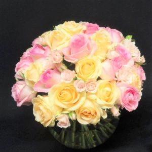 BUQUÊ DE ROSAS E MINI ROSAS EM TONS PASTEIS EM AQUARIO DE VIDRO